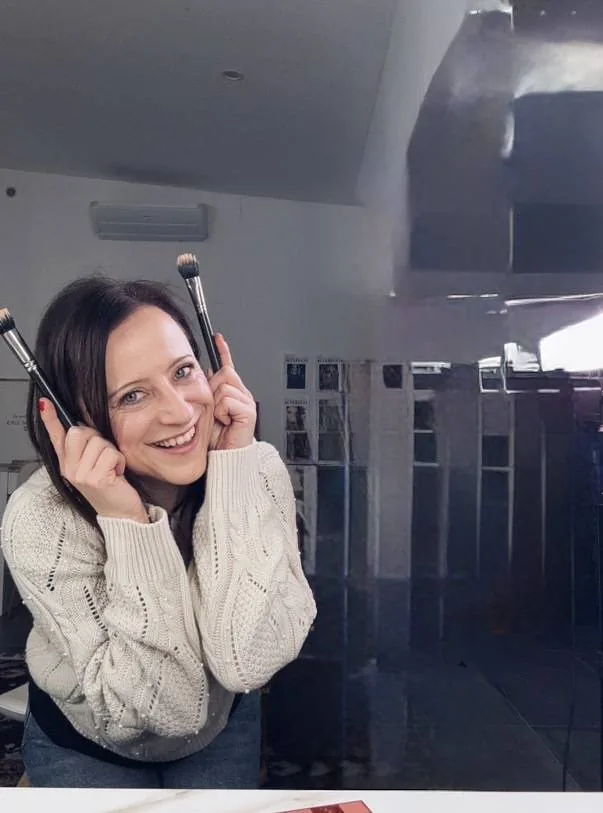 Petra Japelj z make-up čopiči